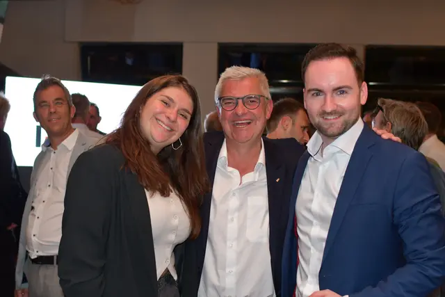 CDU-Bürgermeisterkandidat Marc Prokop freut sich mit Tochter Viktoria und CDU-Vorsitzender André Hess über den großen Wahlsieg. 



 | Foto: Foto: Brodüffel