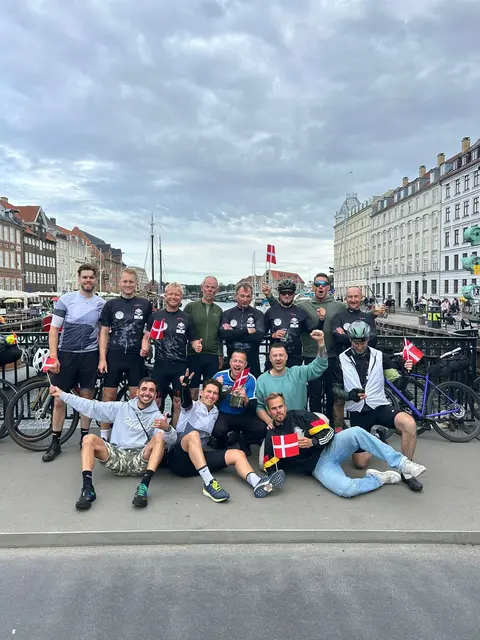 Am Ziel in Kopenhagen angekommen, war die Stimmung durchaus feierlich.  | Foto: zVg