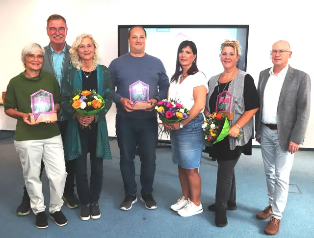 Die Vertreter der prämierten Vereine Margret Strieve, Helmut Schmitz, Susanne Hesse, Björn Schumacher, Helena Becker und Martina Ortsiefer mit Bürgermeister Mario Loskill (v.li.). | Foto: Steimel