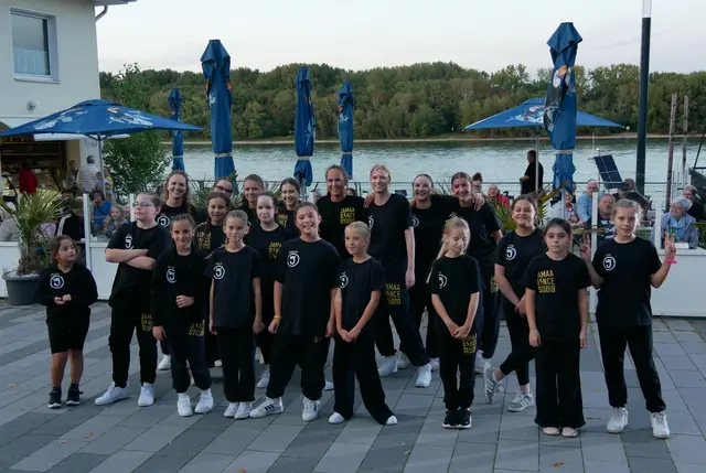 Gruppenfoto der Tänzerinnen von Jamaa Dance Studio - nach einem mitreißenden Auftakt.  | Foto: Anita Brandtstäter