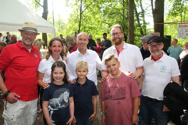 Rainer Furth-Quernheim, Präsident der Großen Bensberger KG (l.), empfing gemeinsam mit Zugführer Joachim Wischert (r.) die designierten Tollitäten der kommenden Session: das kleine und das große Bergisch Gladbacher Dreigestirn der Session 2025/26. Foto: Flick 