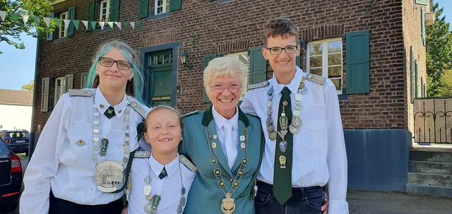 Die Sieger des jüngsten Wettbewerbs bei der Schützenbruderschaft Rheindorf (v.r.):  Fynn Mettler, Ulrike Schumacher, Mira Kurek und Danielle Dörner. Foto: Gabi Knops-Feiler 