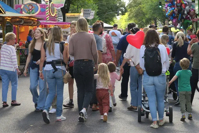 Bevölkerung auf dem Rückzug: Bis 2035 könnte die Zahl der Lindenthaler (hier auf dem Lindenthaler Sommerfest) um zwei Prozent zurückgehen.  | Foto: Hermans