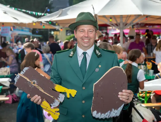 Markus Otto holte sich mit dem 49. Schuss (Rumpf des Holzvogels) die Königswürde. Foto: Axel König