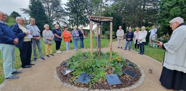 Pfarrer Heinz-Peter Teller (r.) segnete das neue Areal für Baumbestattungen auf dem Friedhof am Holzer Weg . Foto: Gabi Knops-Feiler 
