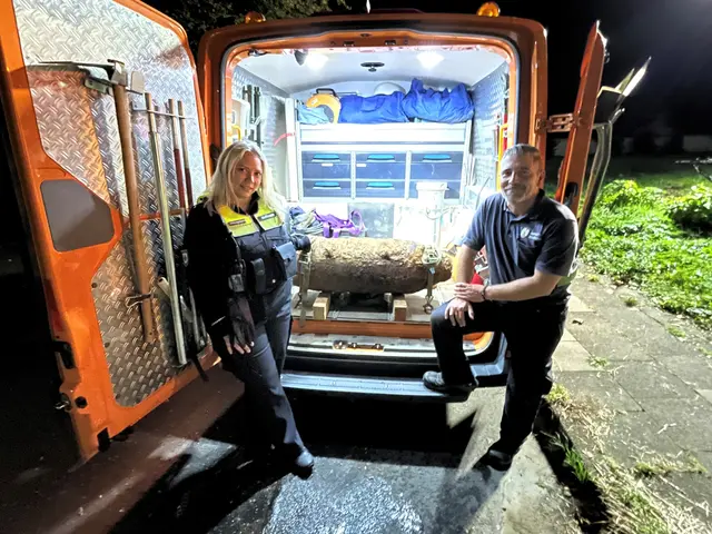 Der entschärften Bombenblindgänger aus dem Zweiten Weltkrieg mit Entschärfer Marcel Biewald vom Kampfmittelbeseitigungsdienst Rheinland der Bezirksregierung Düsseldorf (rechts) und Silvana Hoffmann vom Ordnungsamt der Stadt Köln. | Foto: Stadt Köln