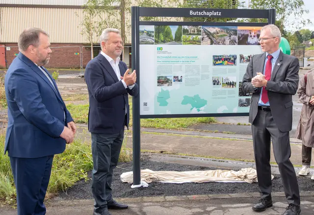 Bürgermeister Frank Stein (r.), sein Amtskollege aus Butscha, Anatolli Fedoruk (M.), und Konsul Oleh Yevdokimov weihten den Butscha-Platz ein. Foto: Axel König