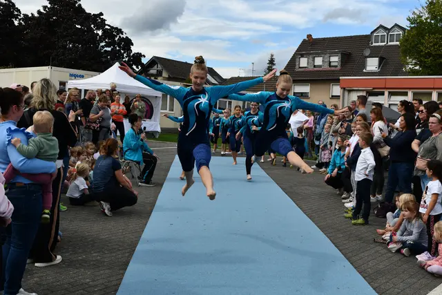 Die Leistungsturngruppe des TVA begeisterte mit einer akrobatischen Performance. | Foto: Foto: Brodüffel