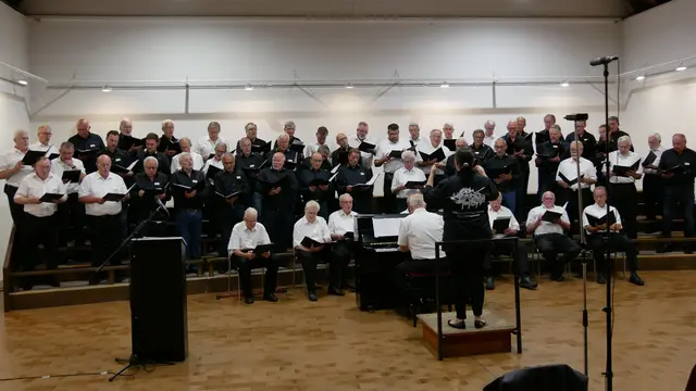 "Der größte Chor der Welt" als Finale - mit 55 Sängern beider Chöre auf der Bühne unter Leitung von Mareike Amend mit Klavierbegleitung durch Guido Wilhelmy.  | Foto: Anita Brandtstäter