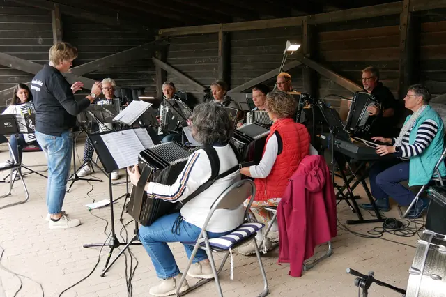 Das Akkordeonorchester der Musikschule Dormagen unter Leitung von Ruthilde Holzenkamp spielt im Tannenbusch beim Waldkonzert.  | Foto: Anita Brandtstäter