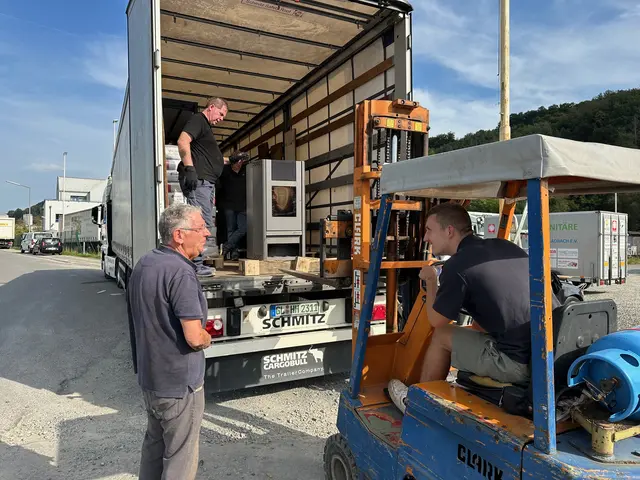 Bernd Lichter, Heinz-Bernd Padberg und Martin Gürster (v.l.) beim Verladen der ersten Hilfsgüter für den 16. Hilfstransport an der Hammermühle. Foto: Humanitäre Hilfe Overath und Bergisch Gladbach