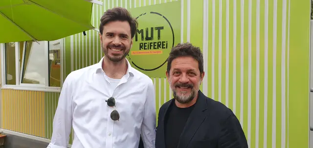 Daniel Haase (r.) ist neuer Leiter von NaturGut Ophoven. Die Stelle, die sein Vorgänger Lars Dietrich zuvor inne hatte, war fast ein Jahr unbesetzt. Foto: Gabi Knops-Feiler 