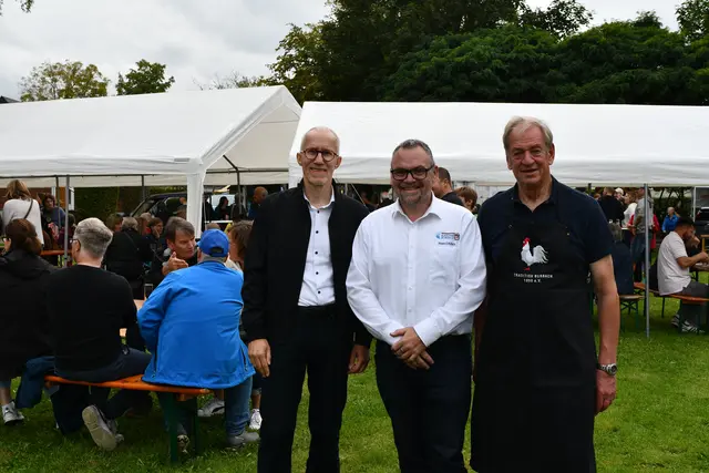Freuten sich über die große Resonanz: (v.l.) Pfarrer Stephan Kremer, Peter Güllich, Vorsitzender der Ortsgemeinschaft und Peter Josef Printz von der Tradition Burbach 1850. | Foto: Foto: Brodüffel