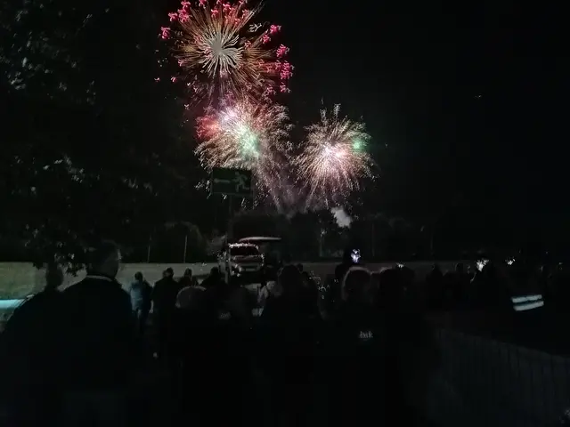 Farbenprächtiges Licht am Himmel beim Feuerwerk.  | Foto: Heike Löhrer