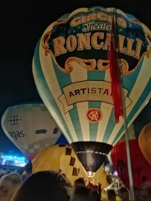 Night-Glow bei der WIM, einer der High-Lights. Li. Der Rheingasballon aus Brühl, re. der Roncalli Ballon.  | Foto: Heike Löhrer