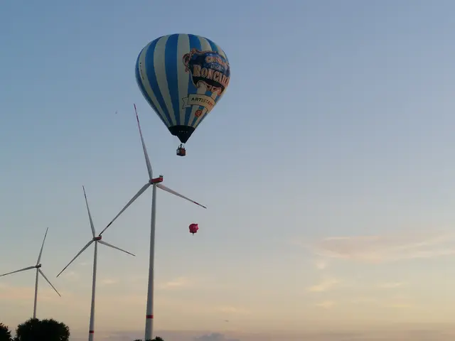 Sieht gefährlich aus, für Ballon Piloten eine Herausforderung, die Windräder.  | Foto: Heike Löhrer