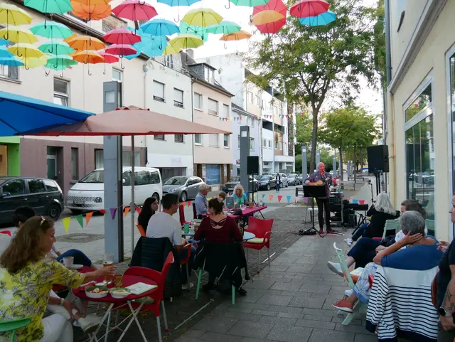 Tolle Stimmung im "Spatzengarten" beim RheinKlang 669 Wohnzimmerkonzert mit Liedermacher Marco Wrobel.  | Foto: Anita Brandtstäter