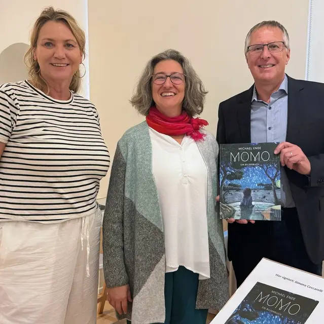 Ein Herzensprojekt des Fördervereins des Bilderbuchmuseums ist der „Preis der Kinderjury“, der von Troisdorfer Drittklässlern vergeben wird. Künstlerin Simona Ceccarelli (Mitte) erhielt diesen Preis für ihre Illustrationen im Bilderbuch „Momo“. Susanne Meinel (links, stellvertretende Fördervereinsvorsitzende) und Karl Arnold (rechts, Fördervereinsvorsitzender) gratulierten ihr. Foto: Förderverein
 | Foto: Foto: Förderverein