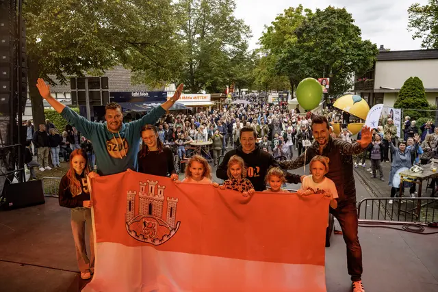 Die Hennefer Kultband „5202“  zeigen mit Kindern und der Hennefer Flagge ihre Verbundenheit zu ihrer Stadt                   | Foto: Alfred Heimermann
