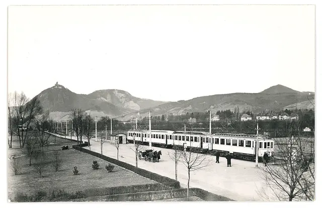 Das waren noch Zeiten: Im Jahr 1932 holte die Droschke noch die Fahrgäste von der Stadtbahn ab. Diese Fotografie stellt die bisher älteste bekannte Aufnahme der Endhaltestelle Honnef dar. | Foto: Stadtarchiv Bad Honnef