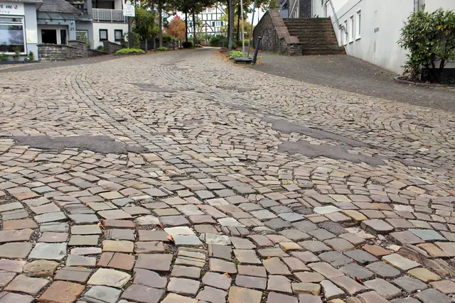 Die schadhafte Pflasterung in der Schulstraße. | Foto: Stadt Wiehl