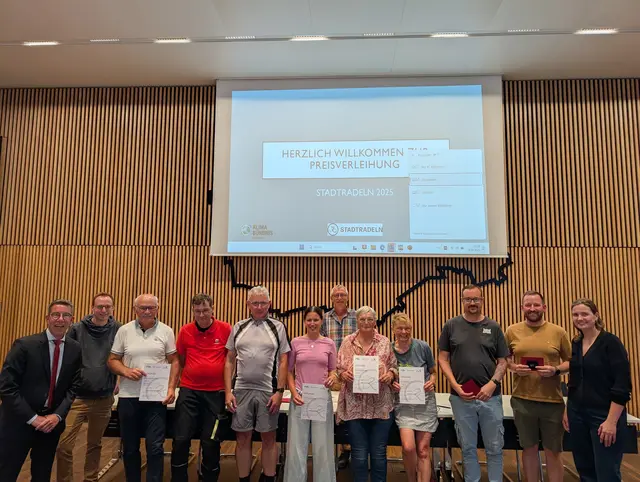 Die Gewinner des diesjährigen Stadtradeln-Wettbewerbs feiern 
 | Foto: Stadt Bedburg