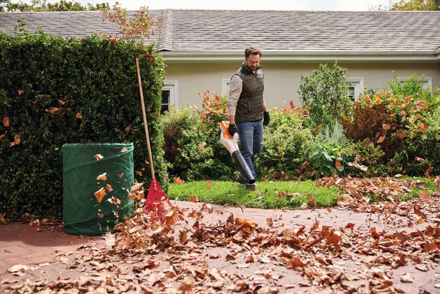 Herbstzeit ist Pflegezeit: Mit einem Laubbläser lassen sich Rasenfläche und Wege einfach und schnell vom Laub befreien. Die Blätter können dann leicht aufgenommen und weiterverwendet werden, zum Beispiel gehäckselt als Beetabdeckung. Foto: DJD/Andreas Stihl