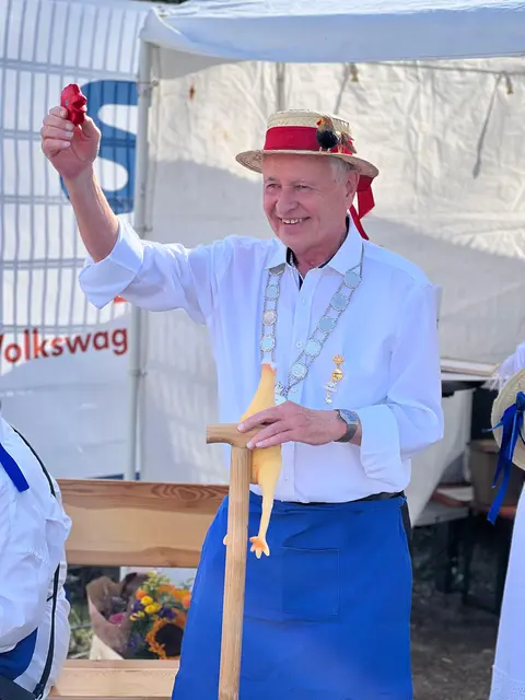 Ehrenpräsident Karl Heinz Hansen sicherte sich beim traditionellen Hahneköppen überraschend zum vierten Mal die Königswürde. Foto: Verein