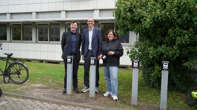 Über die ersten Erfahrungswerte im Umgang mit dem schuleigenen Konzept „Auszeit“ informierte sich jetzt der Frechener Beigeordnete Andreas Pöttgen (li.) im persönlichen Gespräch mit Schulleiter Björn Küper und der projektverantwortlichen Lehrerin Nadine Volmer.	 | Foto: Stadt Frechen