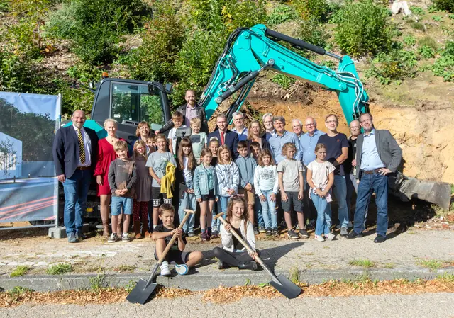 Spatenstich am Burgholzweg (v.l.): Bürgermeister Christoph Nicodemus, OGGS-Schulleiterin Sylvia Grosser, Schülerparlament-Betreuerin und Lehrerin Sandra Wirz, das Schülerparlament sowie Vertreter*innen von Stadt und Architekten freuen sich über den Beginn zum Bau der Turnhalle. Foto: Axel König