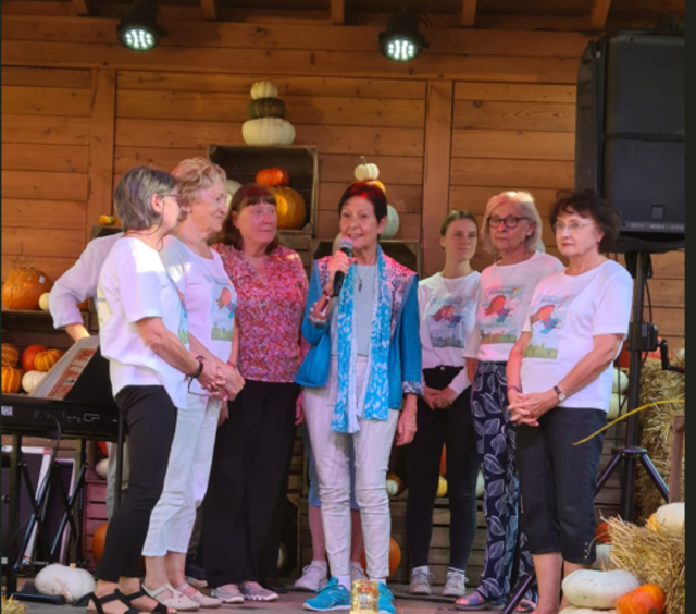 Die Rehasportgruppe "Füreinander" hatte einen Auftritt beim Herbstfest der Alzheimer Gesellschaft auf dem Gertrudenhof.  | Foto: Sibylle Schreckling