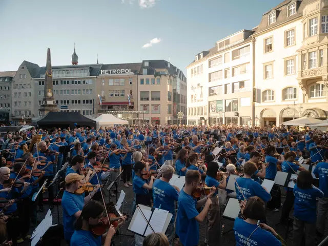 Über 300 Musizierende beim »Symphonic Mob« am 30.8.25 | Foto: Nekame Klasohm