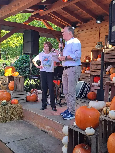 Dr. Sibylle Schreckling und Georg Fabian von der Alzheimer Gesellschaft Rhein-Erft-Kreis freuten sich über den Andrang beim Herbstfest auf dem Gertrudenhof.   | Foto: Alzheimer Gesellschaft Rhein-Erft-Kreis