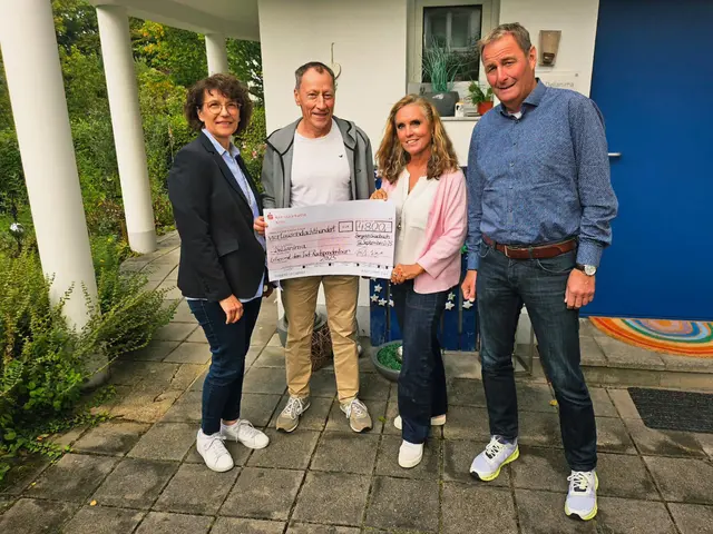 Bei der Spendenübergabe (v.l.): Renate Gronewald, Johannes Linzenich, Stephanie Witt-Loers und Gerald Wieler. Foto: Institut Dellanima