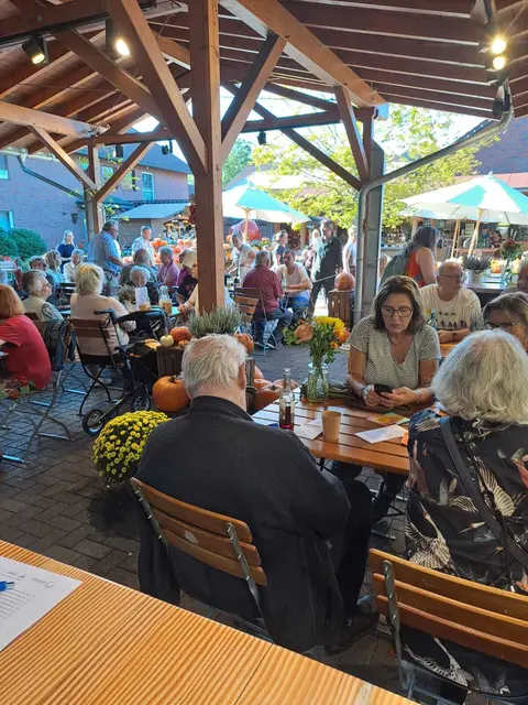 In gemütlicher Runde feierten Gruppen, Ehrenamtliche, Betreuer und Angehörige auf dem Gertudenhof beim Herbstfest der Alzheimer Gesellschaft.   | Foto: Alzheimer Gesellschaft Rhein-Erft-Kreis