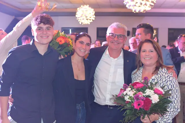 Brühls neuer Bürgermeister Marc Prokop feierte den Sieg mit Sohn Moritz, Tochter Charlotte und Gattin Lydia bei der Wahlparty der CDU. | Foto: Foto: Brodüffel