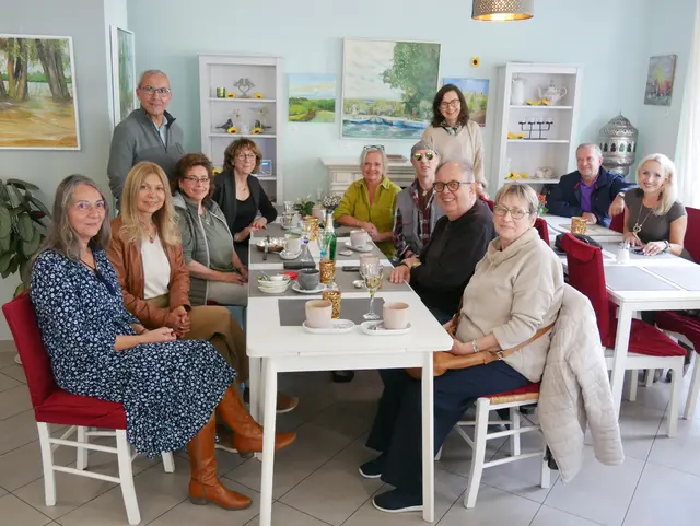 Bei der Vernissage zur Ausstellung "Zwischen Licht, Landschaft und Leben" von Adam Sochaj in Mines Spatzentreff.  | Foto: Anita Brandtstäter