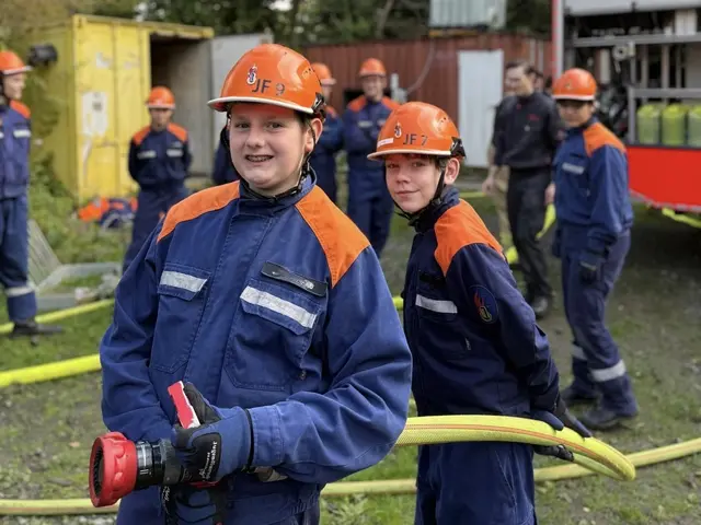 Voller Einsatz bei der Jahresabschlussübung der Jugendfeuerwehr Bergisch Gladbach. Foto: Feuerwehr BGL