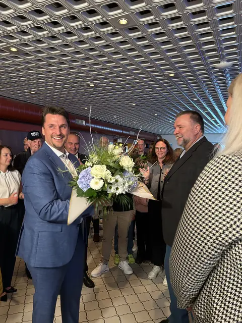 Alexander Biber (links) wird von seinen Parteifreunden gefeiert. 
Rechts der Fraktionsvorsitzende der CDU im Rat der Stadt Troisdorf, Friedhelm Herrmann.
 | Foto: CDU Troisdorf