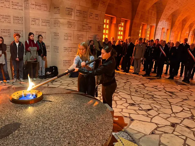 Entzünden der Flamme durch Anouk Maurer und eine Schülerin aus Verdun | Foto: Raetz