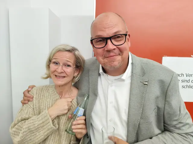 Uwe Tietz und seine Frau Kerstin freuten sich im Sitzungssaal des Alten Rathauses über den Wahlsieg.  | Foto: Mathias Schiffer