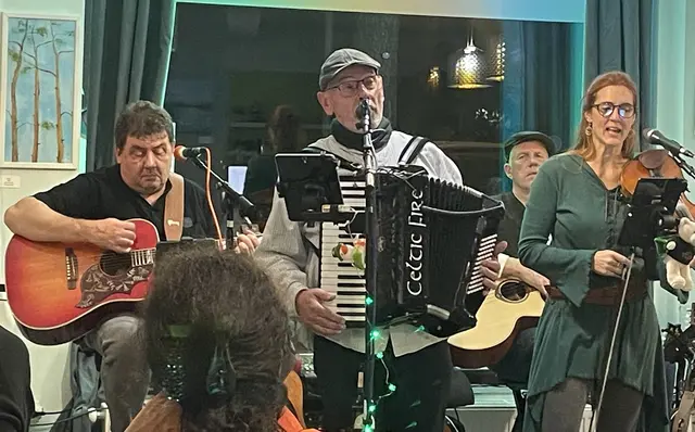 Celtic Fire, das sind v.l.n.r. Hartmut Dick (Gitarre, Banjo, Backing Vocals), Josef Schmitz (Lead Vocals, Akkordeon), Ralf Droll (Bass, Fußtrommel, Backing Vocals), Doro Schmitz (Fiddle, Vocals).  | Foto: Marion Schmitz