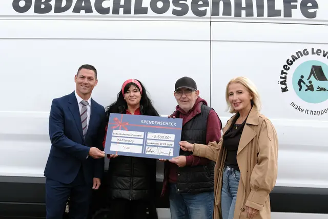 Übergabe des Spendenchecks an die Obdachlosenhilfe (v.l.): Alexander  Dederichs  (GBO  Vorstand)  „Didi“  (Projektleiterin Kältegang), Alexander Jähn (Schatzmeister Make it happen e.V.) und Meral Tosun (GBO Vorstand). Foto: GBO  