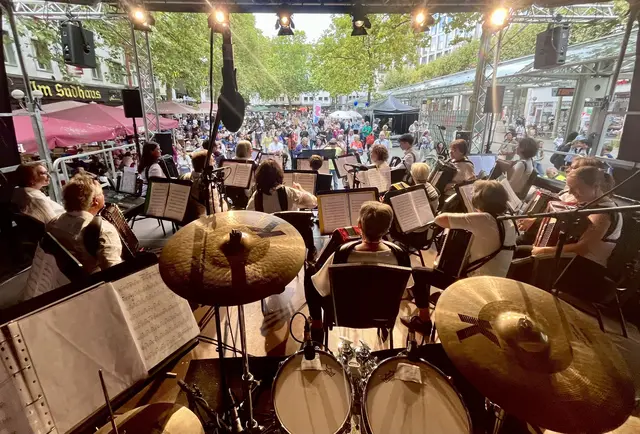Das Orchester des 35. Workshops "Gemeinsam musizieren mit Quetsch" gab Ende August 2025 ein Konzert bei der Eröffnung des Beethovenfestes unter dem Motto "Bühne frei für Beethoven".  | Foto: Olek Gelba