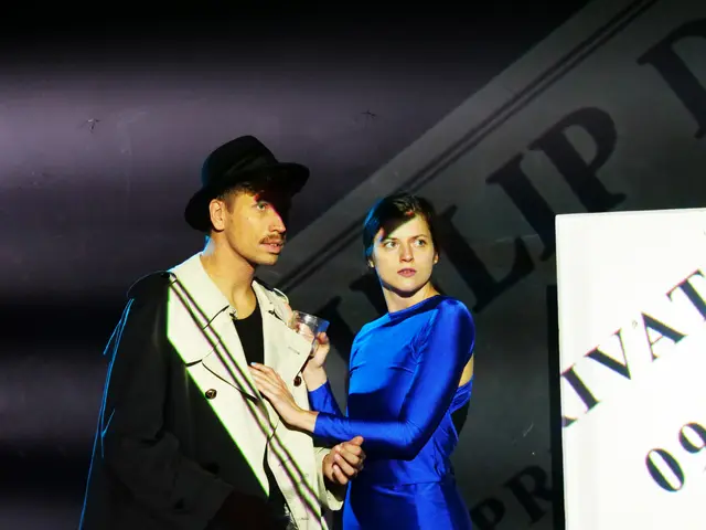 Auf der Bühne: Privatdetektiv „Phil Dick“ (Christoph Wolff) und „die schöne Frau“ (Billie Barleben). | Foto: Studiobühne Siegburg
