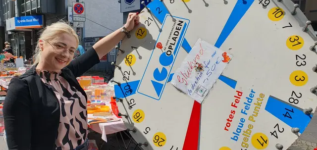 Jacqueline Jackmuth wird bei der AGO in die Fest-Organisation eingearbeitet. Foto: Gabi Knops-Feiler 