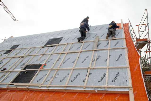 Energie sparen unterm Dach: Eine Aufsparrendämmung lohnt sich auch bei der Altbaumodernisierung. Foto: DJD/Paul Bauder/Klaus-Reinedr Klebe
