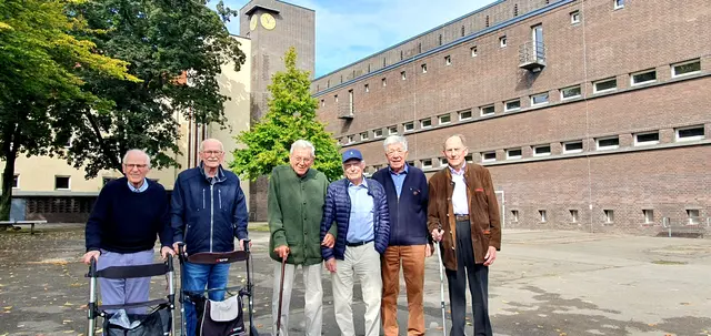 Die Sechs gehörten zu den ersten Schülern, die – zusammen mit 21 anderen Pennälern – im Jahr 1955 ihre Reifeprüfung am früheren Carl-Duisberg-Gymnasium in Wiesdorf ablegten. Sieben Jahrzehnte später wollten sie ihre alte Wirkungsstätte noch einmal wiedersehen. Foto: Gabi Knops-Feiler 