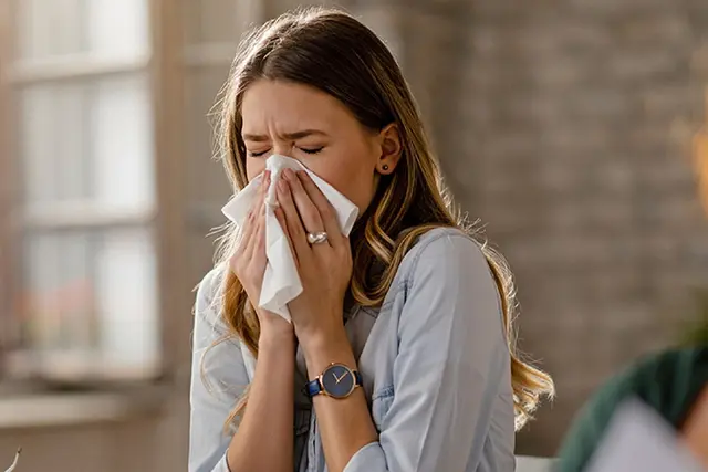 Hatschi: In der kalten Jahreszeit fängt man sich schnell eine Erkältung ein. Mit ein paar Schutzmaßnahmen kann das Risiko sinken. Foto: DJD/Hermes Arzneimittel/iStock/Drazen Zigic