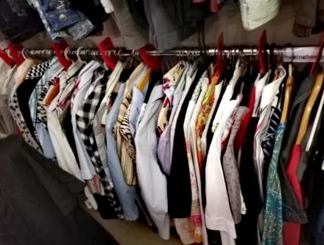 Gut erhaltene Oberteile für Damen sind in der Kleiderkammer für wenig Geld und einen guten Zweck erhältlich.  | Foto: Franziska Matheis